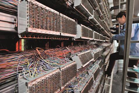 在数据中心线缆中有一句格言,测量两次,切割一次。这句话的意思就是让我们在做事情钱考虑好,尤其是线缆的问题,你需要考虑好如何部署这些线缆,不要让人们进入数据中心首先就看到满眼的线缆环绕这你的服务器机架和桌面。这不应该出现在你的数据中心中。电缆的布局需要提前设计好,还要避免安全危险的小狐仙,有人可能会因为偷懒而造成后期数据中心线缆管理的麻烦。