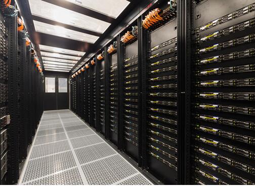 你的数据中心是否有明确的人看管,是否禁止陌生人或非管理人员进入呢? 如果非管理人员进入,不仅可能让你的数据中心出现上述三种情况,同时还可能造成你数据中心数据的丢失,这个是非常重要的,所以数据中心中一般都有非常严的管理。防止陌生人进去。